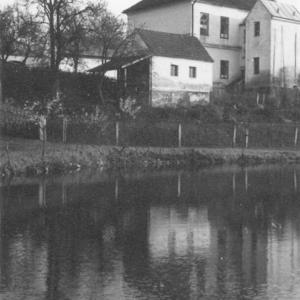 Pohled na školu přes rybník
